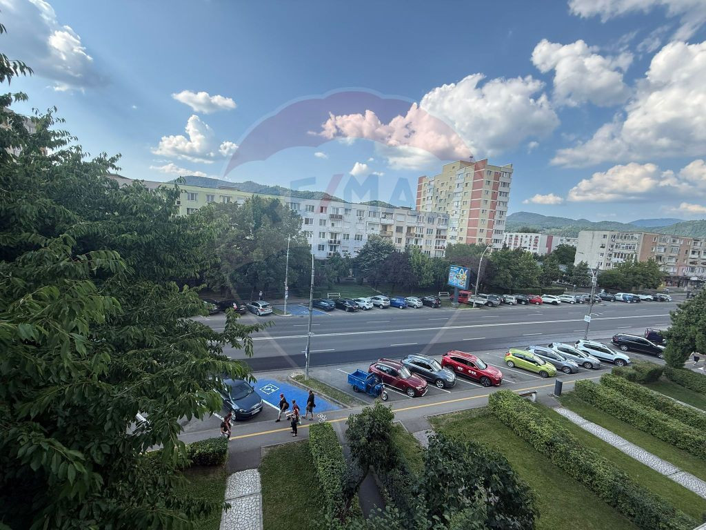 Apartament cu 3 camere premium de închiriat în zona Sasar
