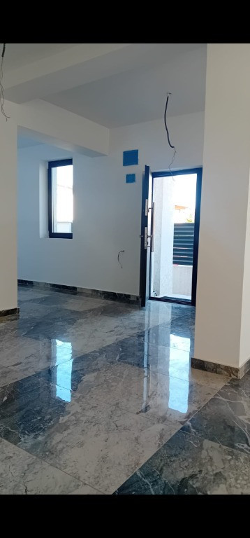 Proprietar vand vila p+1+p curte individuala 5 cam Aparatorii patriei