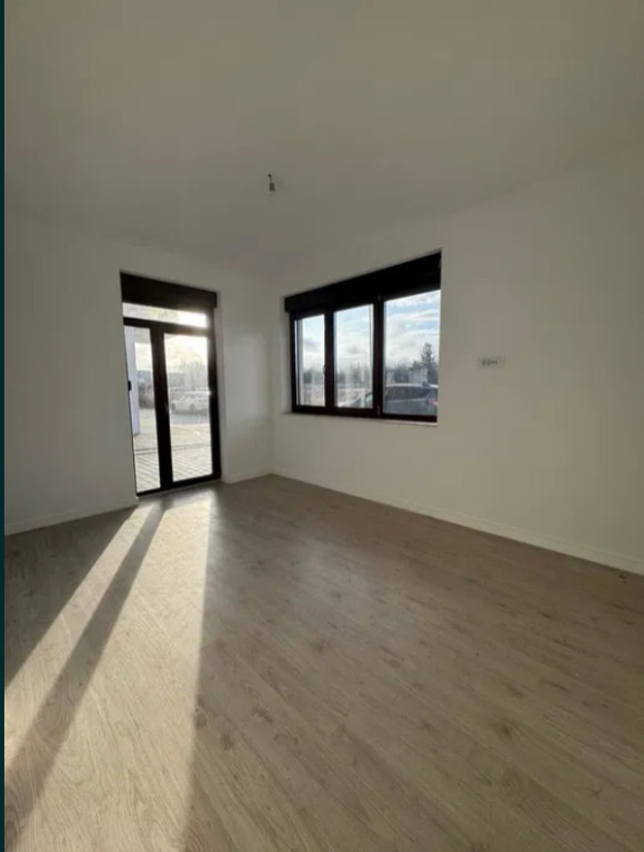 Apartament 2 camere, decomandat - zona Tractorul