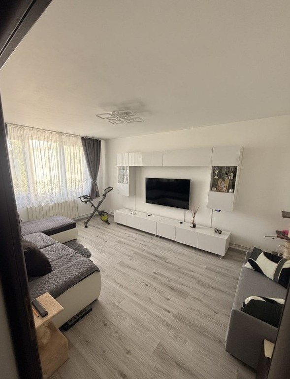 Apartament 4 Camere Decomandat – Renovat, 2 Locuri Parcare, Etaj 4/4