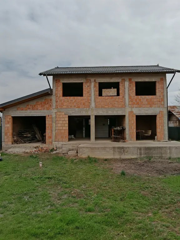 Casa de vanzare la rosu
