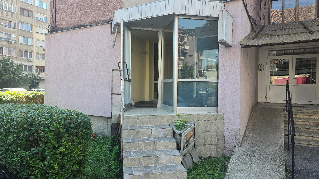 Vand spatiu comercial in Deva, zona ultracentrala ( I. Maniu), suprafa