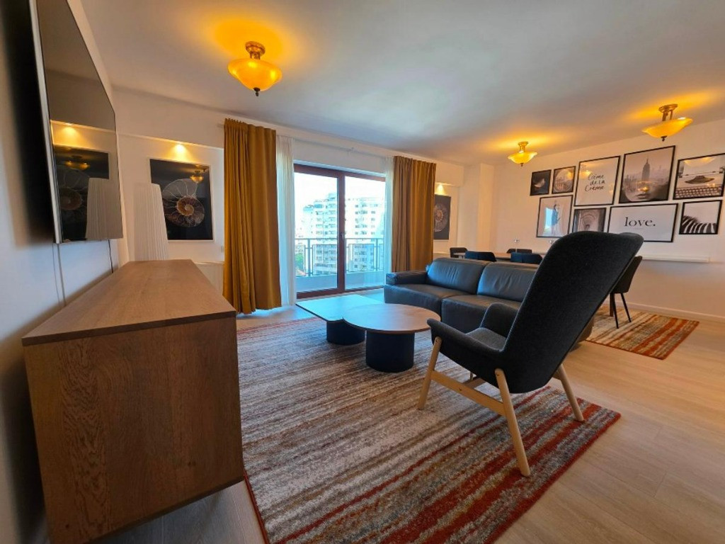 Apartament 4 camere, Piata Alba Iulia. Decebal. Loc parcare