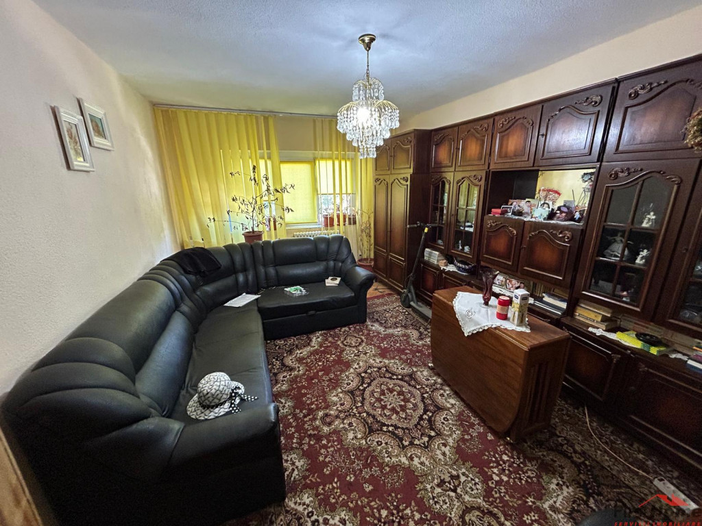 Apartament cu 3 camere de et. 2, zona Sud.