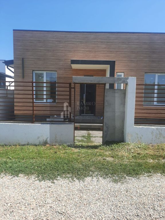 Casă individuală cu 4 camere și teren de 412 mp Comuna...