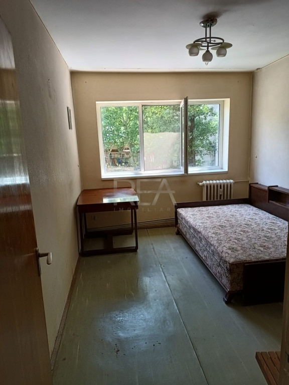 3 camere, et 1/9, anvelopat, 71 mp-Apusului