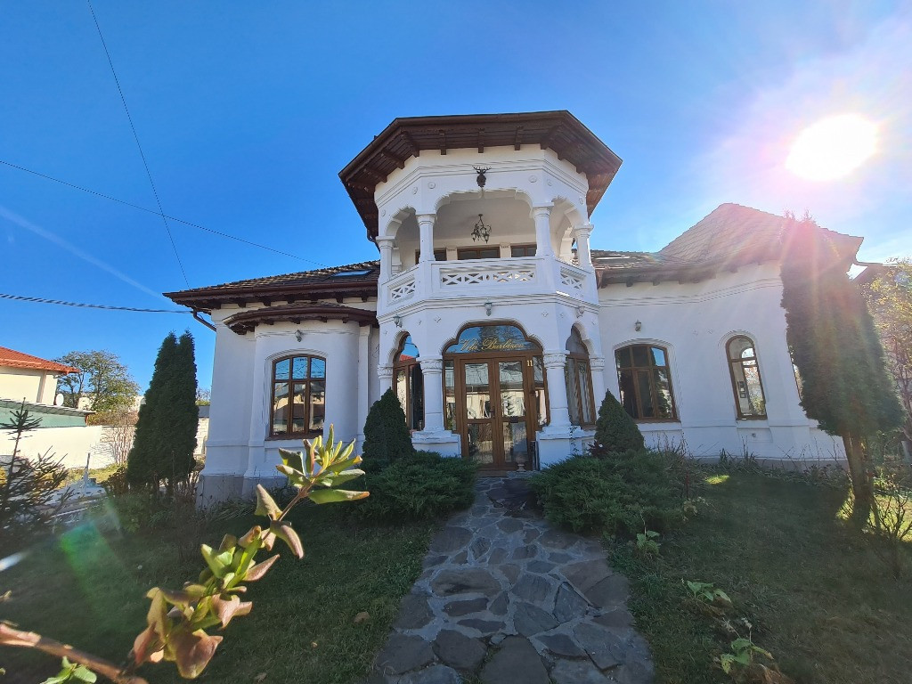 Vilă cu piscină, teren generos – Str. Vasile Alecsandri Campina