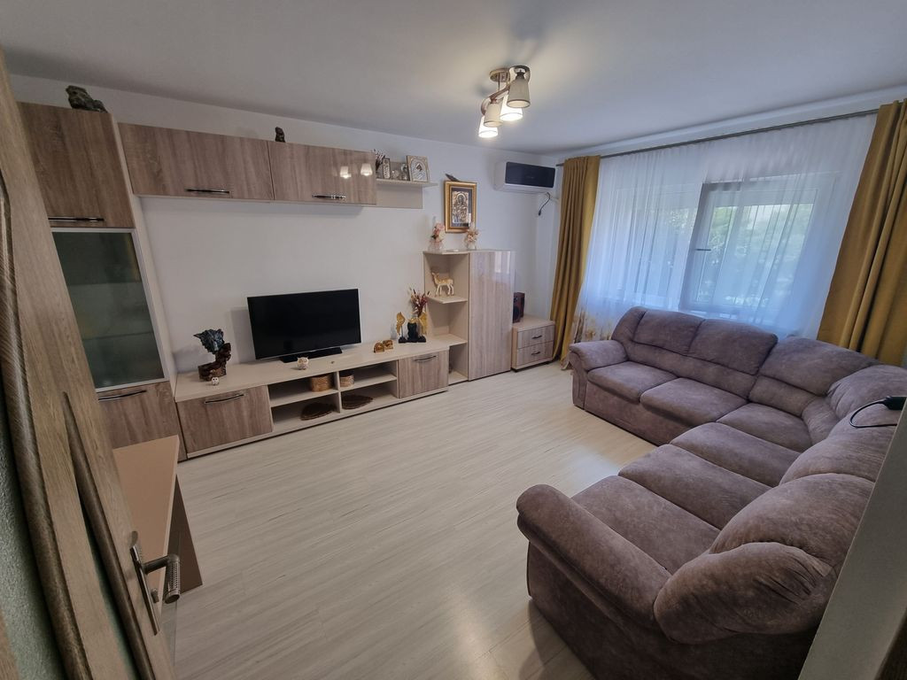 Apartament 3 camere zona Poarta 6