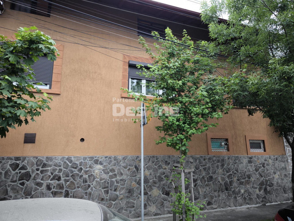 Casă P+E+M + corp secundar , 240 mp teren , 2 garaje , Metr