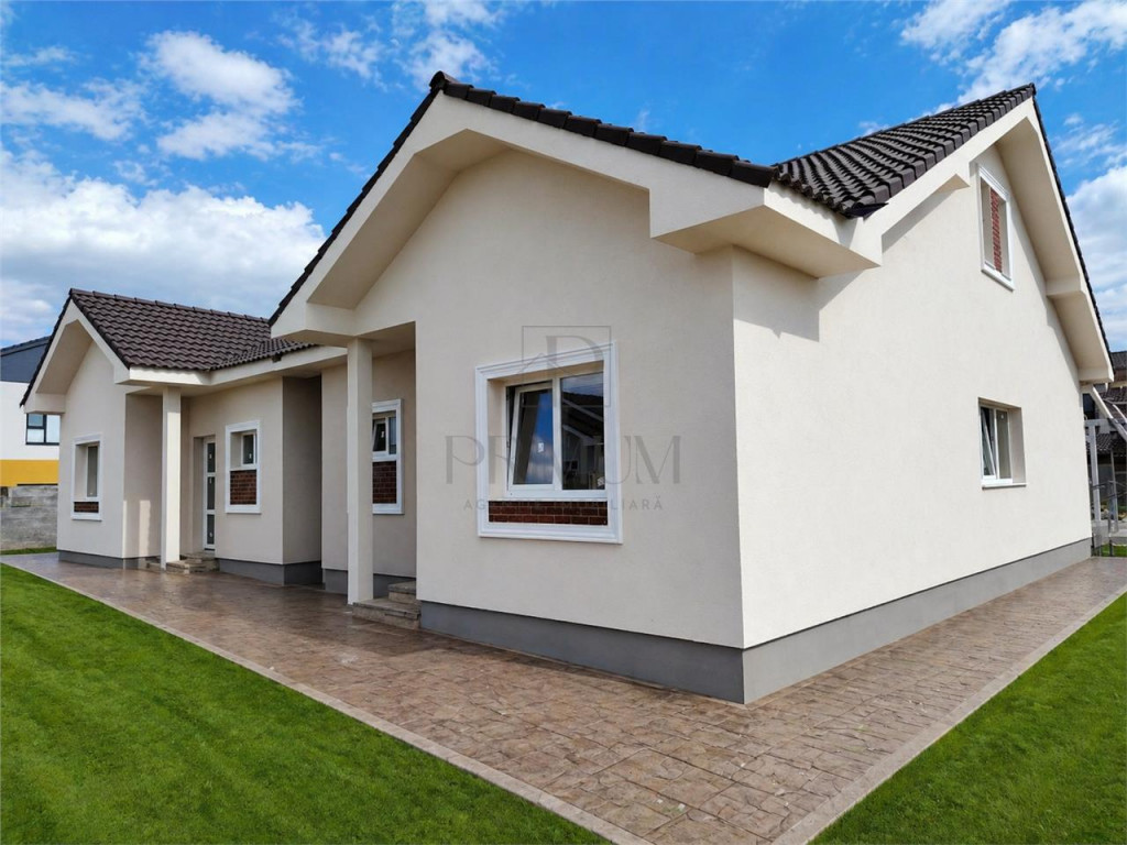 Duplex separat prin baie - curent trifazic - toate utilitati