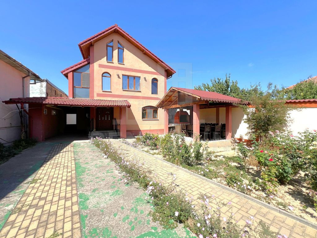 Casa 5 Dormitoare 2 bucatarii 3 bai Living-Toate utilitat...