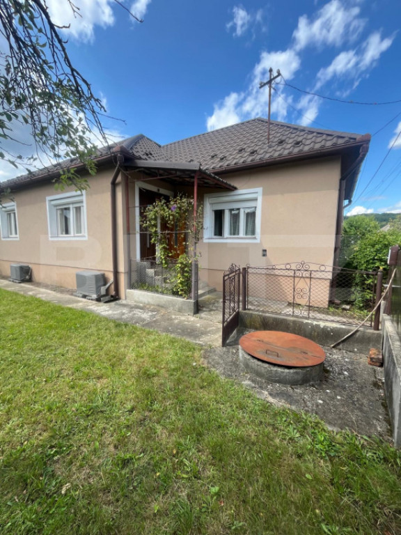 Casă de 100 mp utili cu teren de 1340 mp – Comuna Șinter