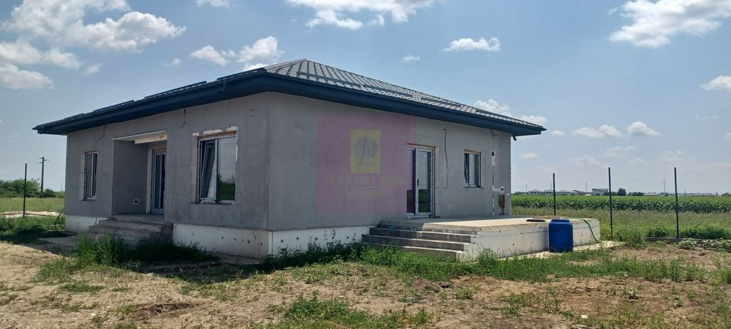Casă nouă Săbăreni, terasă, piscină, foișor, barbe...