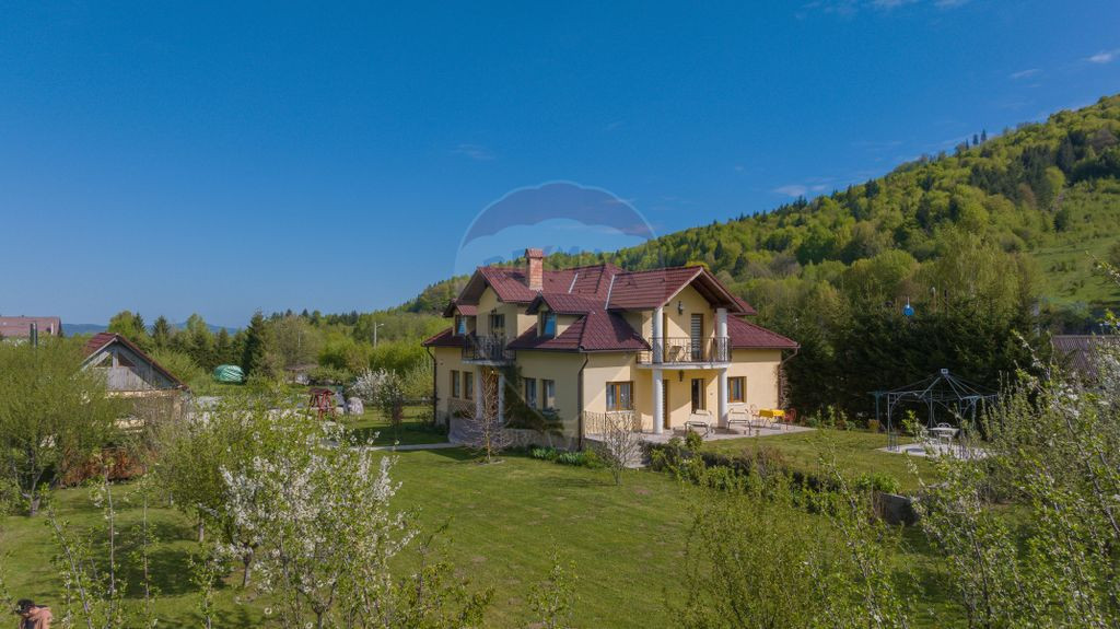 Vilă în zona Glăjărie, 10 camere, Sp + E + M, teren 2...