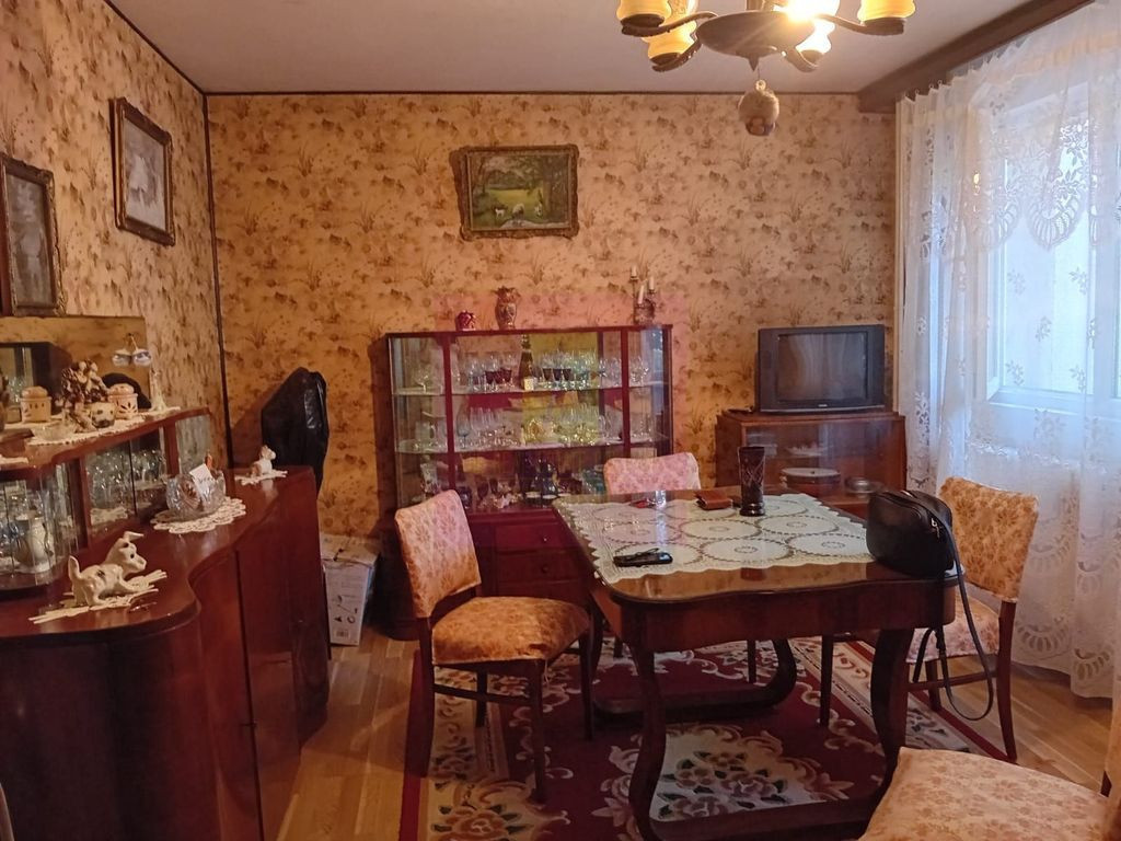 Vanzare apartament de 4 camere la Casa Poporului-stradal