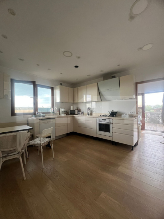 Casa cu 5 camere, 217 mp utili, 1396 mp teren, Cartierul Pri