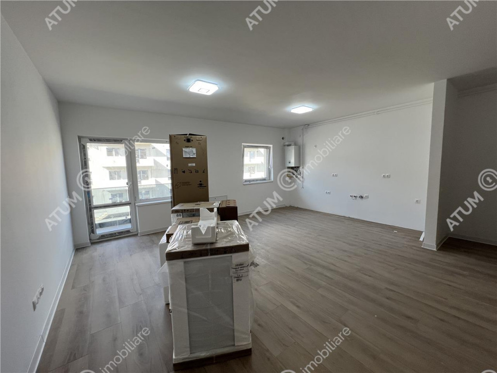 Apartament cu 3 camere 2 bai si balcon etaj 1 zona Doamna St