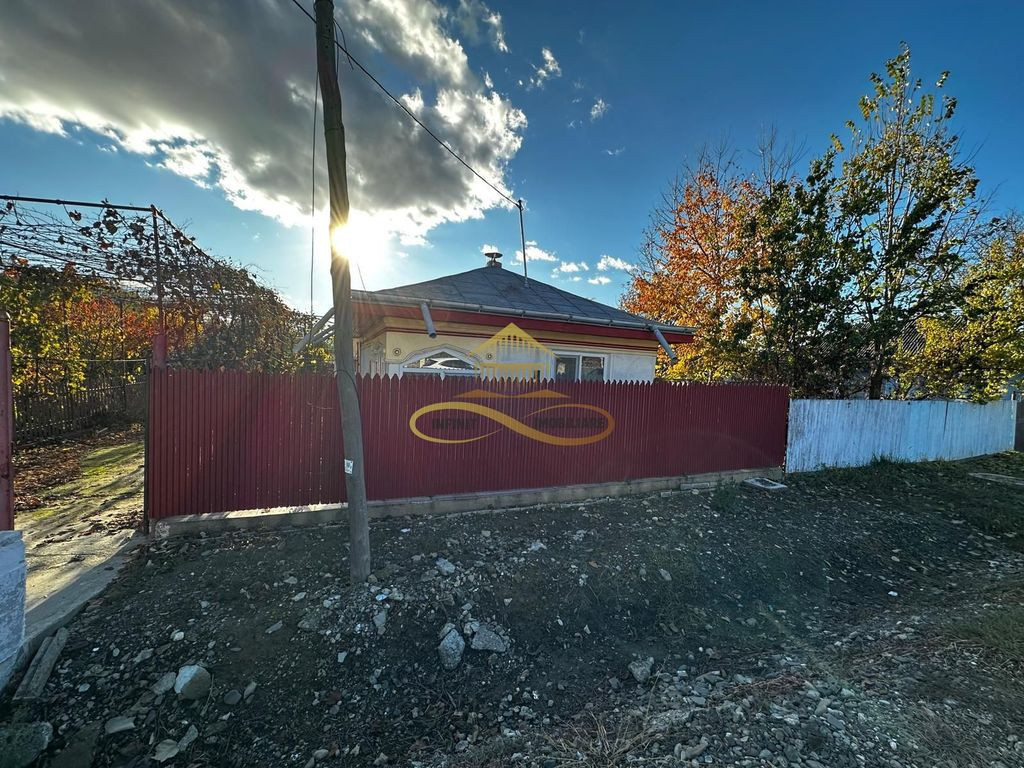 Casa batraneasca din caramida de vanzare si 4500 mp teren...