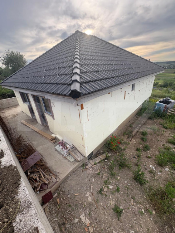 Casa moderna pe parter, semifinisata, teren 500 mp – Apahi