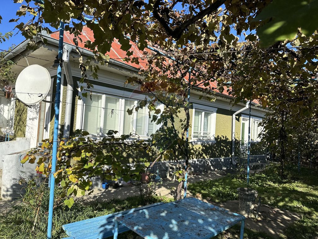 Casa individuala,2 beciuri mari,anexe,920 mp teren,la 10 min.de P.Nt.