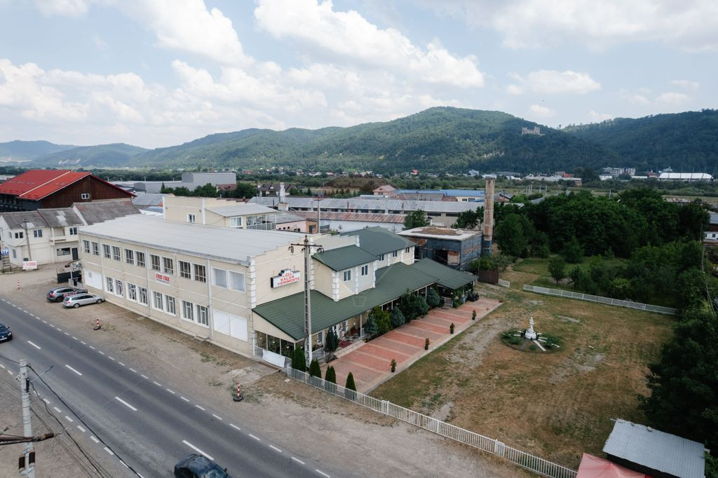 Casă cu piscină și teren de tenis – Girov, 10 min de...
