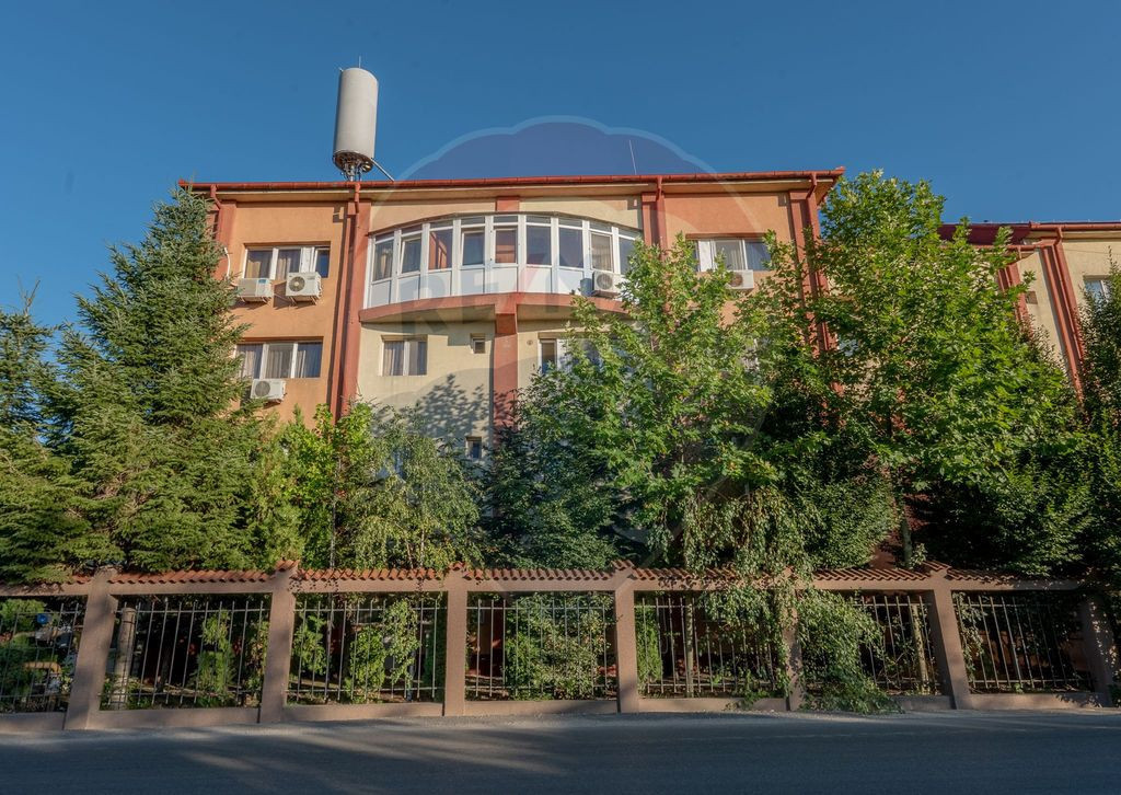 Hotel de vanzare la cateva minute de Podul Mogosoaia