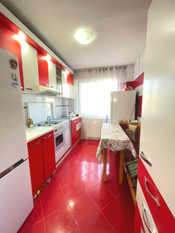 Apartament de 3 camere, 39 mp, zona Podu Ros