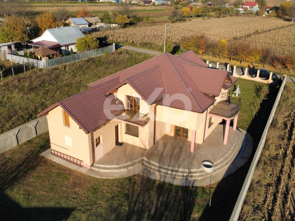 Casă/Vilă duplex cu 5 camere de vânzare, strada 9 Mai- zo