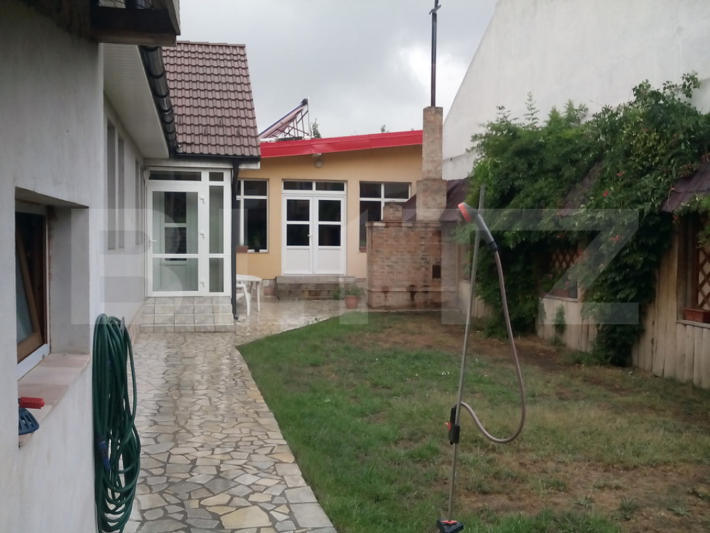 Casa de vanzare cu 3 camere, avand suprafata de 168 mp situa