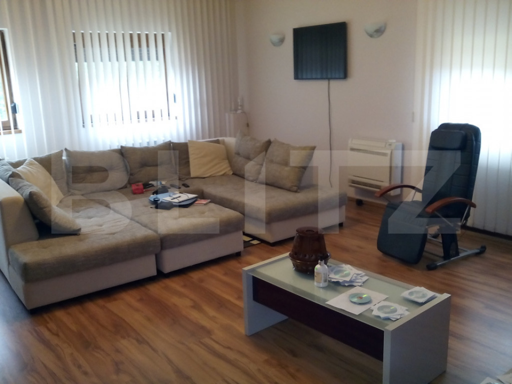 Casa de inchiriat, cu 10 camere, avand o suprafata de 611 mp