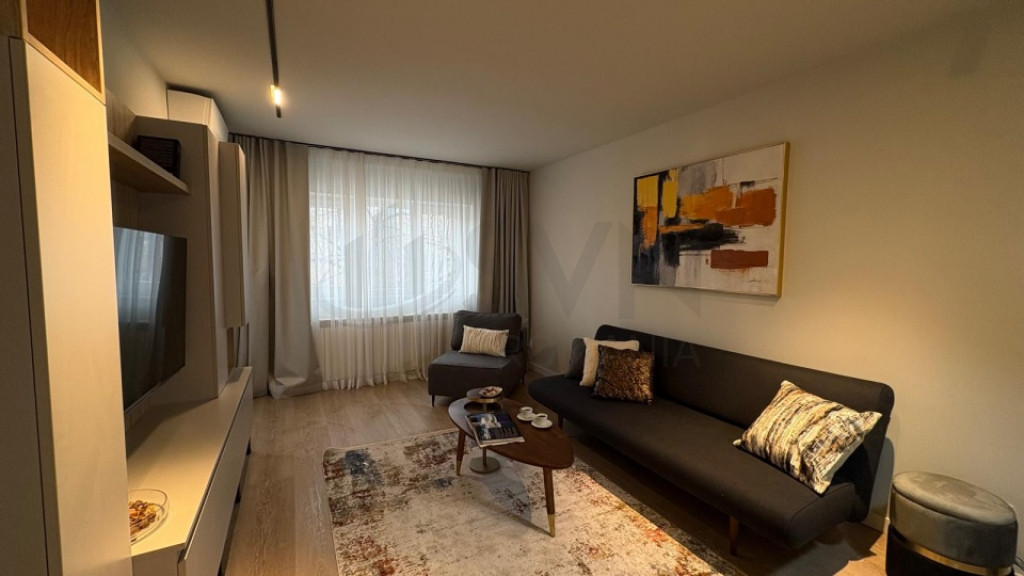 2 camere la prima scara blocului proaspat renovata