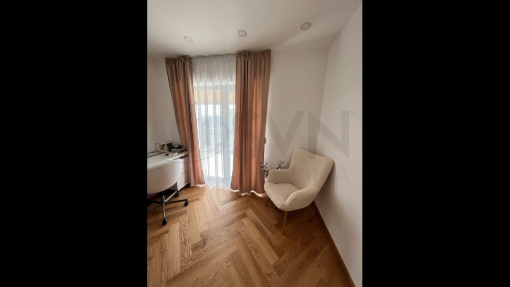 Apartament 4 camere de vanzare