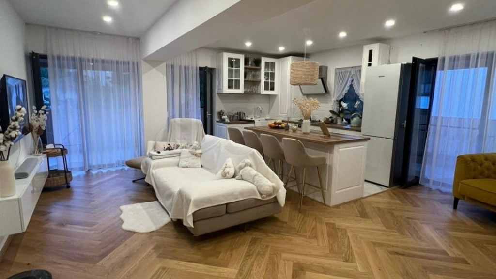 Apartament 4 camere de vanzare