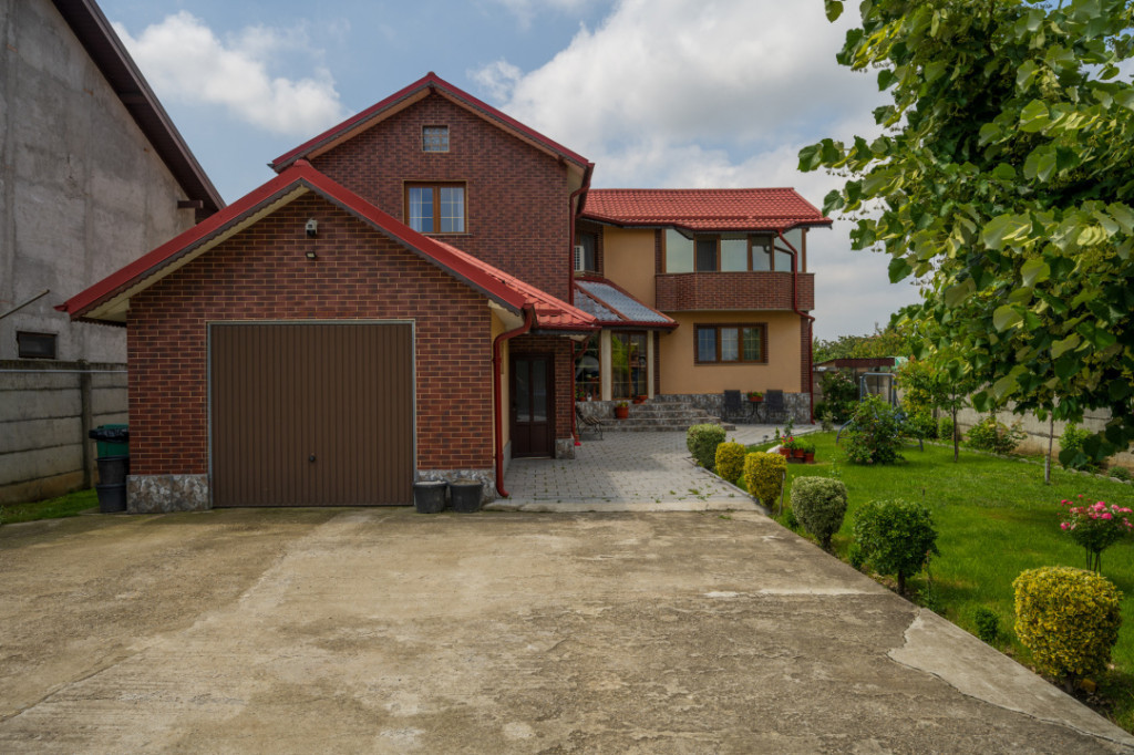 Afumați – Trandafirului, casă cărămidă 6 camere, tere