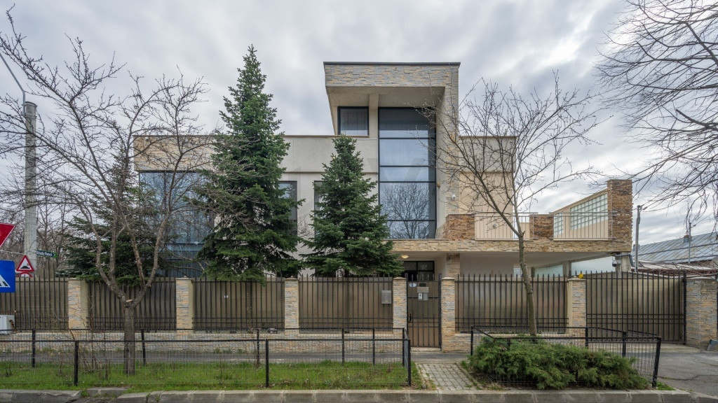 Casa moderna cu influente mediteraneene l Jandarmeriei