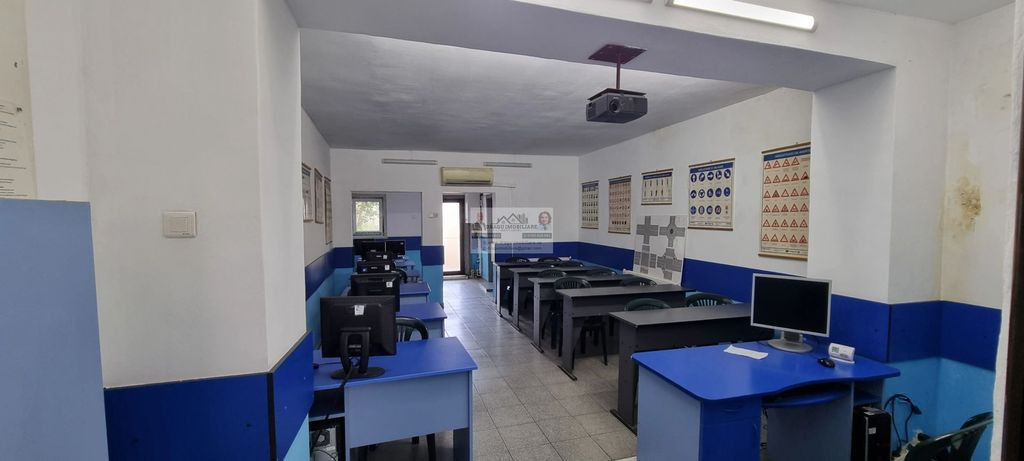 Spatiu comercial Adjud/Vrancea/ Teren de 564 mp