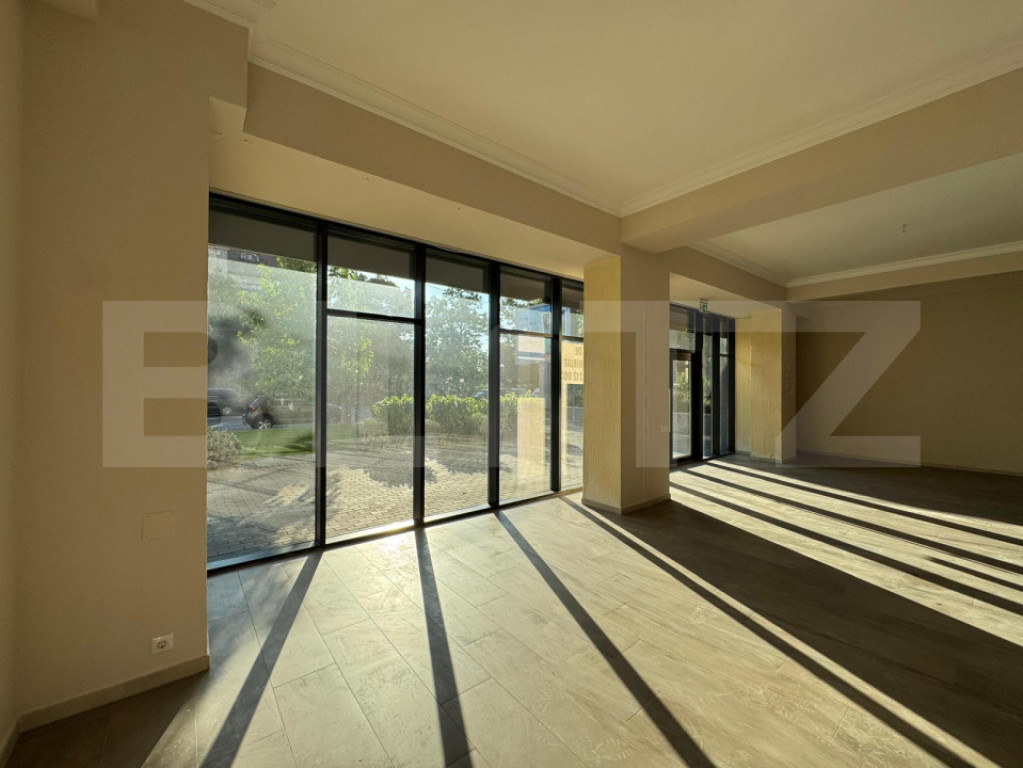 Spatiu comercial central, 161 mp, open space, 2 locuri de pa