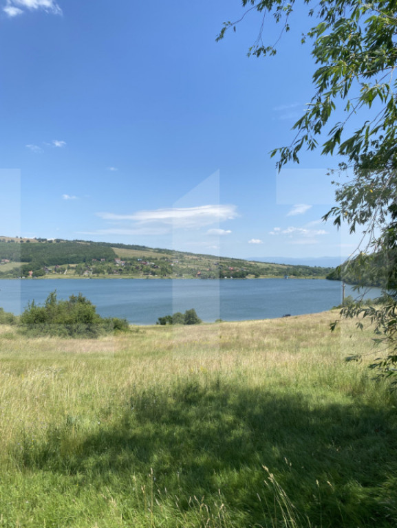 Teren intravilan 4.827 mp la doar 50 m de lac – Pădureni,