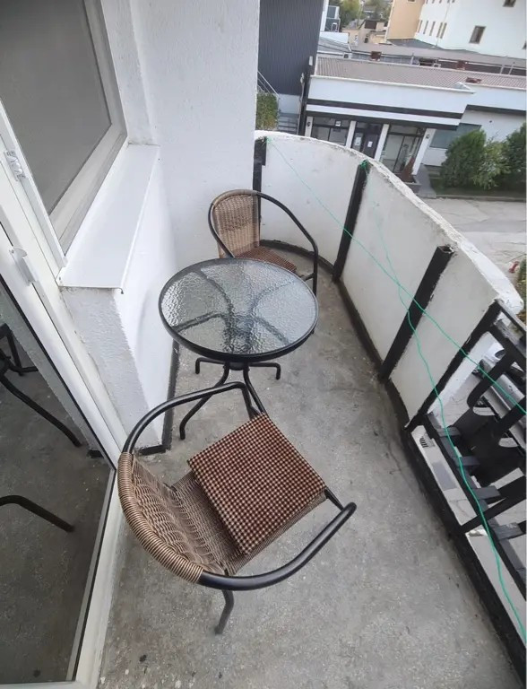Închiriez apartament 2 camere decomandat etaj 2 Resita