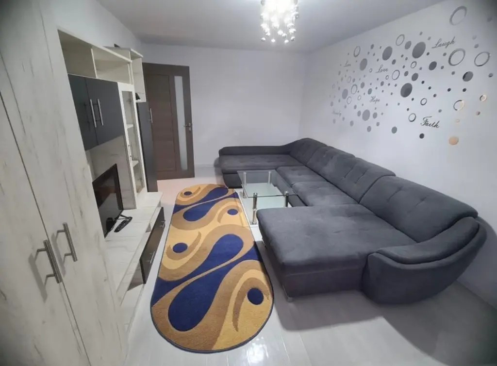 Închiriez apartament 2 camere decomandat etaj 2 Reșița