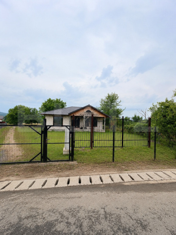 Casă la roșu, 110 mp, cu teren de 7 ari – Josenii Bârg?
