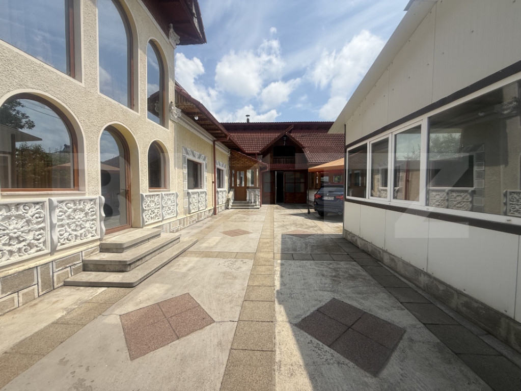 Casă spațioasă cu 1.692 mp teren, garaj, terasă și gră