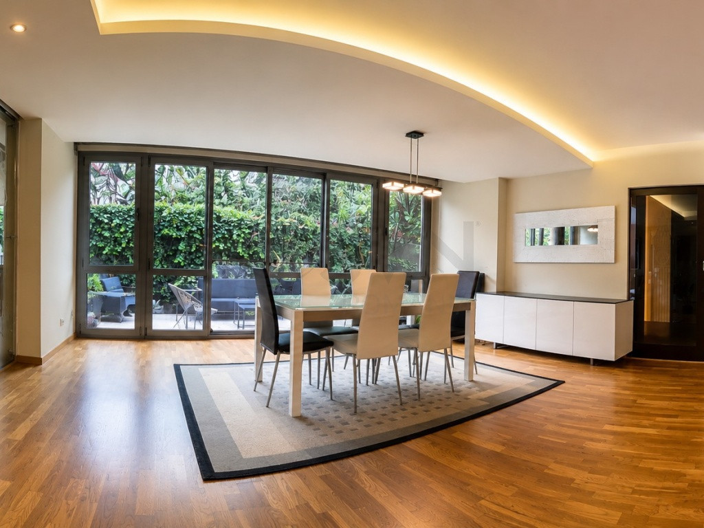 Apartament 5 camere cu gradina privata