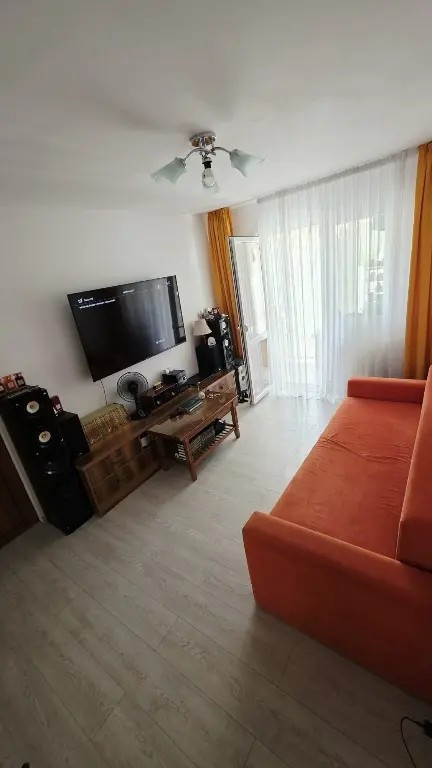 Vând apartament 3 camere semidecomandat în Curtea de Arges central