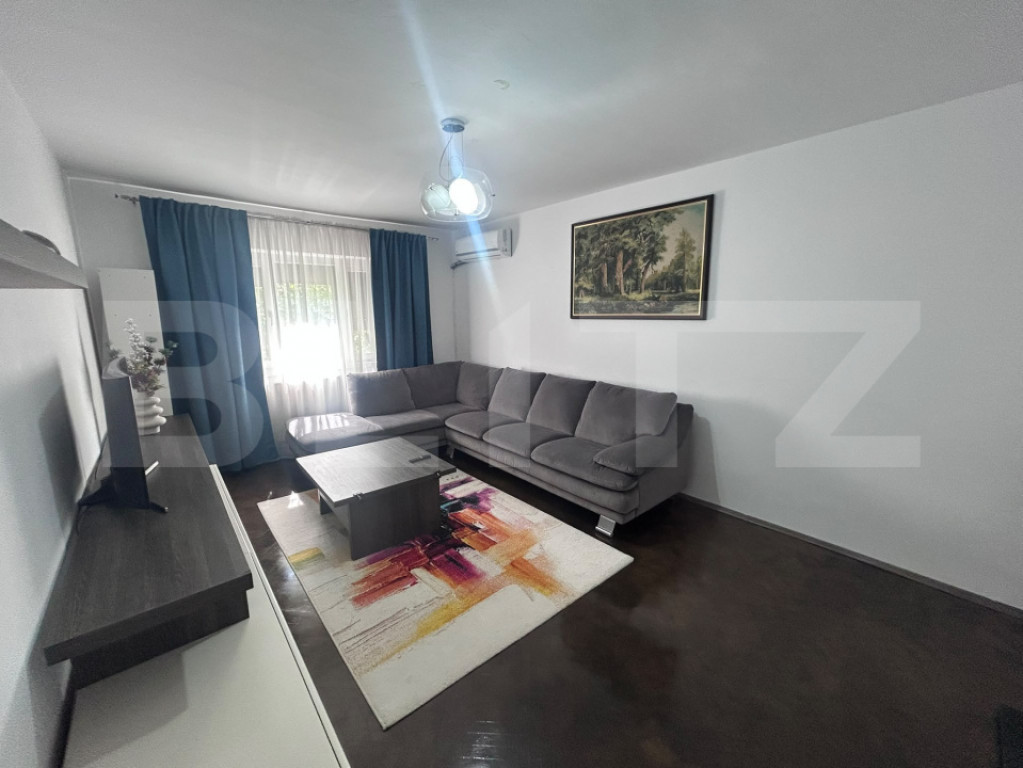 Apartament cu 3 camere, decomandat, centrala si AC, zona Hel