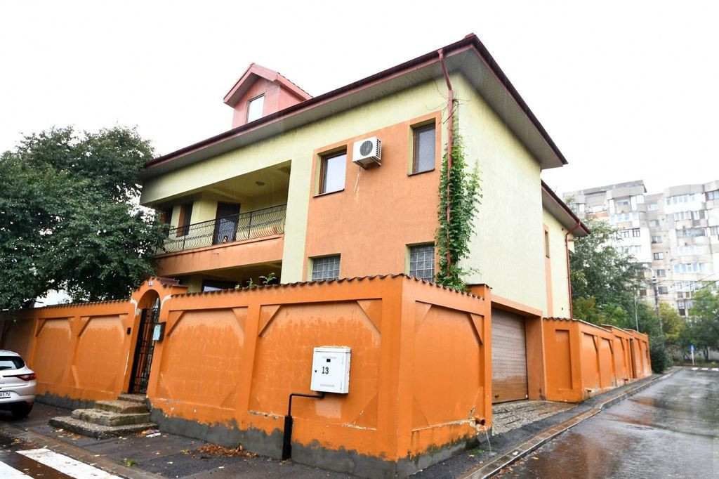 Exclusivitate - Vila P+2E - 15 camere, garaj - Mazepa 2, ...
