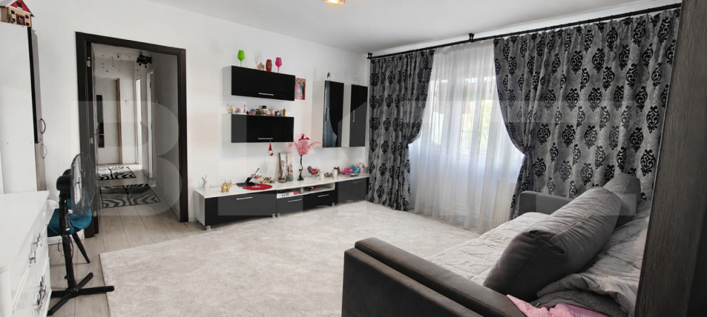 Apartament 3 camere - etaj intermediar - zona Decebal