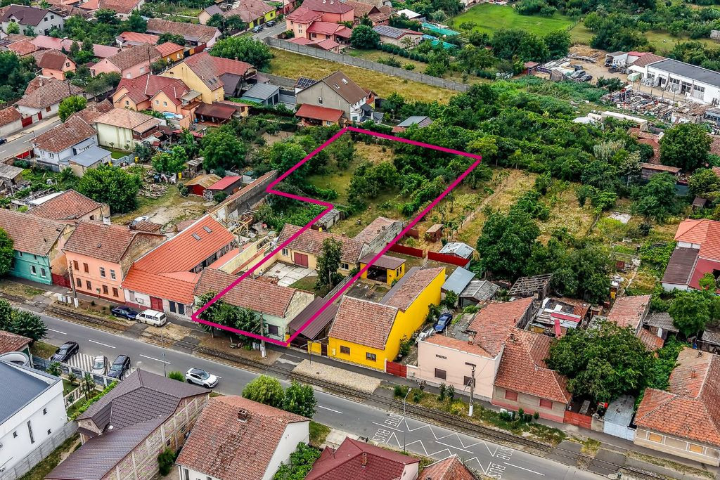 Casa cu potential multiplu cu teren generos pe strada Dun...