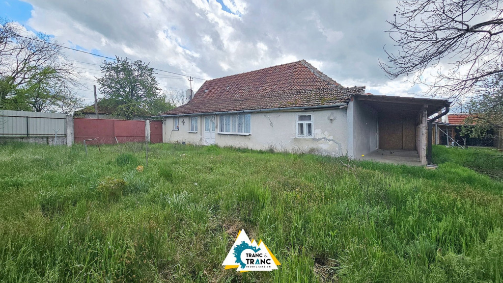 Casă cu 2 camere în stil tradițional, în Iratoșu