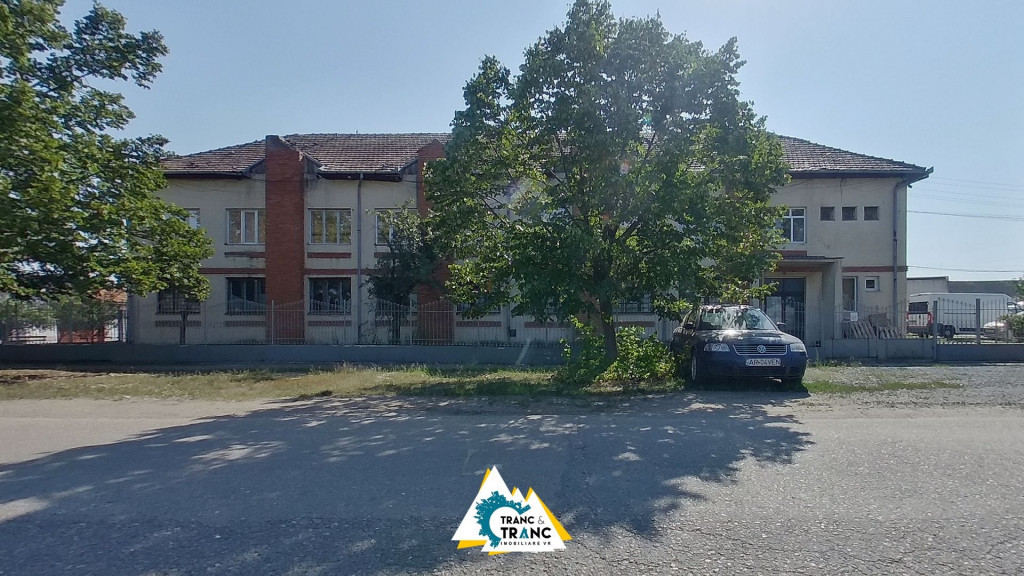 Clădire împunătoare de 540 mp pe 2 nivele în Sânnicolau